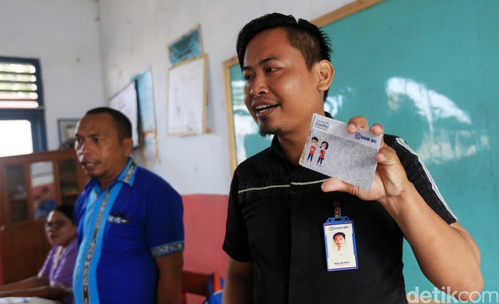 Sosialisasi Menabung Sejak Dini di Bank Mantri BRI, Yahya menggelar sosialisasi menabung di SDN 1 Adaut Pulau Selaru. Sosialisai ini untuk meningkatkan kesadaran dan minat anak-anak untuk menabung.