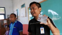Mantri BRI, Yahya menunjukkan buku tabungan Simpel kepada para siswa SDN 1 Adaut Pulau Selaru, Kabupaten Kepulauan Tanimbar.