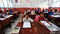 Sejumlah siswa mengacungkan jarinya saat mendapat pertanyaan dari Mantri BRI, Yahya.