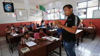 Yahya memberikan penjelasan tentang tabungan pelajar seperti Simpel BRI kepada para siswa. Menurutnya, Simpel BRI bagus untuk masa depan anak yang biasanya hanya menabung di celengan saja.