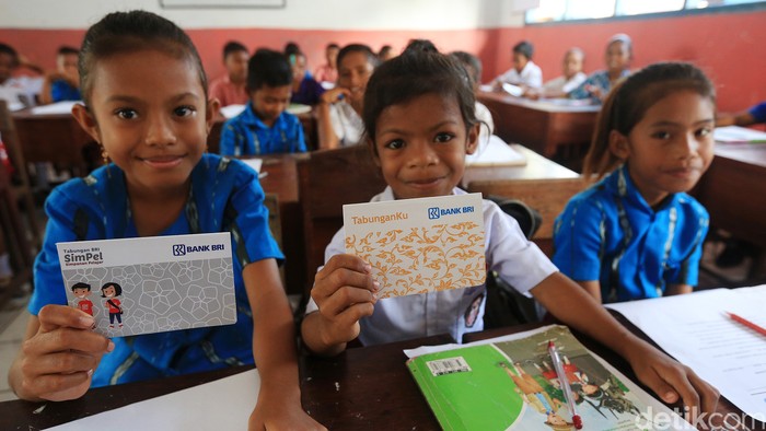 Mantri BRI, Yahya menggelar sosialisasi menabung di SDN 1 Adaut Pulau Selaru. Sosialisai ini untuk meningkatkan kesadaran dan minat anak-anak untuk menabung.