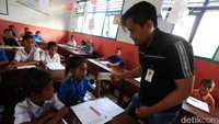 Yahya menggelar sosialisasi menabung di hadapan siswa-siswi SDN 1 Adaut Pulau Selaru, Kabupaten Kepulauan Tanimbar.