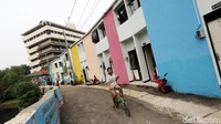 Gubernur DKI Jakarta Anies Baswedan meresmikan Kampung Gembira Gembrong di Jatinegara, Jakarta Timur. Kampung ini diberikan diperuntukkan bagi korban kebakaran Pasar Gembrong pada April lalu. Pemprov DKI Jakarta merevitalisasi pemukiman warga korban kebakaran di Pasar Gembrong, Jakarta Timur (Jaktim), yang dinamai Kampung Gembira Gembrong. Permukiman tersebut mengusung konsep menghadap sungai. Agung Pambudhy/detikcom