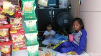 Sebagian warga membuka usaha warung di Kampung Gembira Gembrong.
