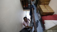 Rumah ini dibagun 2 lantai dan terdapat kamar mandi.
