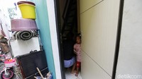 Warga tampak beraktivitas di dalam rumahnya.