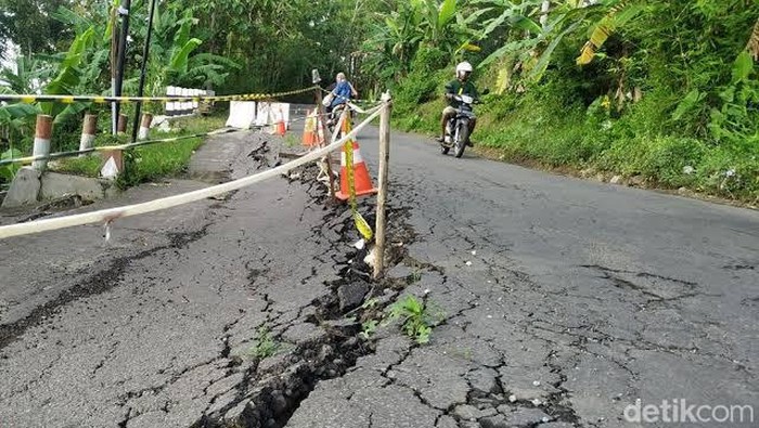 Tanah gerak di Kademangan Blitar