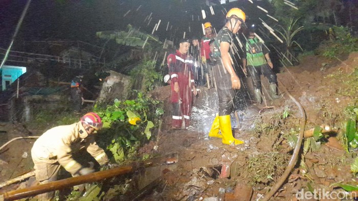 Tebing 15 meter longsor di Kelurahan Panaragan, Kota Bogor.