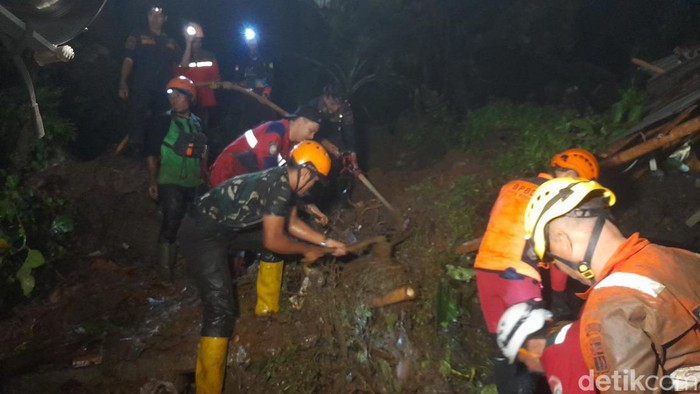 Tebing 15 meter longsor timpa area pemancingan umum di Bogor