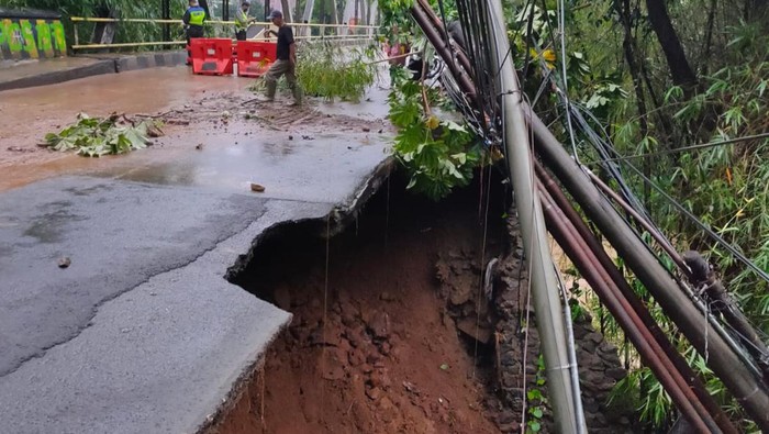 Tebing setinggi 15 meter di ujung jembatan Sungai  Cisadane Jalan Darul Quran Menteng, Kota Bogor mengalami longsor.
