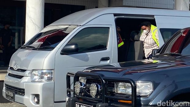 Tim dokter Lukas Enembe naik ke mobil setelah tiba di Bandara Sentani, Jayapura, Papua.