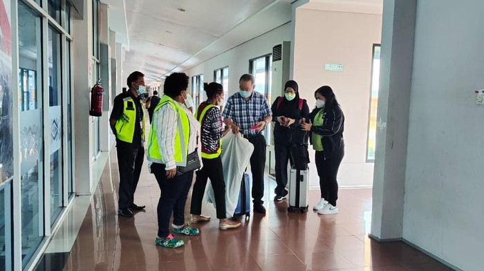 Tim dokter Lukas Enembe tiba di Bandara Sentani, Jayapura, Papua.