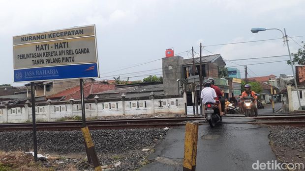 TKP pria tanpa identitas tersambar kereta di perbatasan Kelurahan Pendrikan Lor, Semarang Tengah dan Kelurahan Plombokan, Semarang Utara, Selasa (11/10/2022).