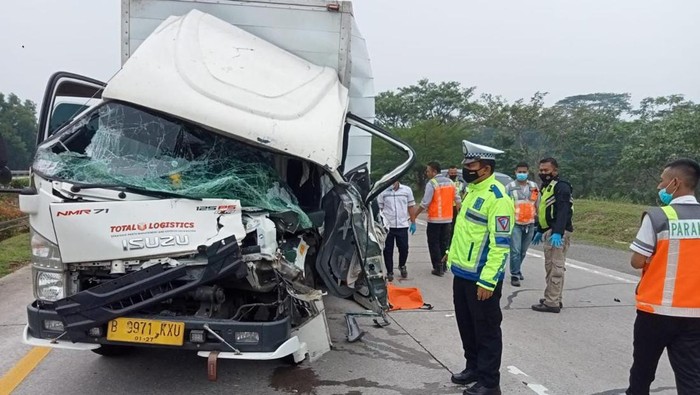 Truk yang mengalami kecelakaan di Tol Cipali.