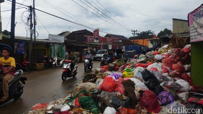 Tumpukan sampah di Pasar Picung Pandeglang