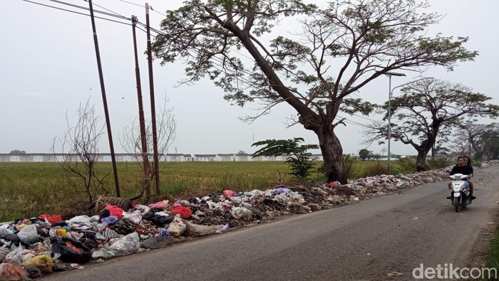 Tumpukan sampah di pinggir jalan Cirebon