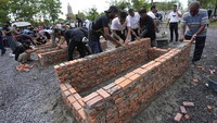 Biksu Buddha mengawasi pembuatan tungku kremasi di kuil Wat Rat Samakee di Uthai Sawan, timur laut Thailand, Senin (10/10/2022) waktu setempat.  