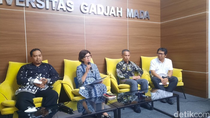 Rektor UGM Ova Odilia menggelar jumpa pers soal isu ijazah palsu Jokowi. UGM memastikan Jokowi alumni S1 Fakultas Kehutanan lulusan 1985.