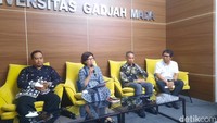 Dalam jumpa pers ini Ova didampingi Dekan Fakultas Kehutanan UGM Sigit Sunarta, Ahli Hukum UGM Andi Sandi Antonius, dan Warek Bidang Kemahasiswaan Pengabdian kepada Masyarakat dan Alumni UGM Arie Sujito.. Foto: Jauh Hari Wawan S/detikJateng