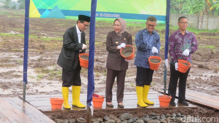 Peletakan batu pertama Kampus II UIN Saizu dilakukan Rektor UIN Saizu Mohammad Roqib dan Bupati Purbalingga Dyah Hayuning Pratiwi, Selasa (11/10/2022).