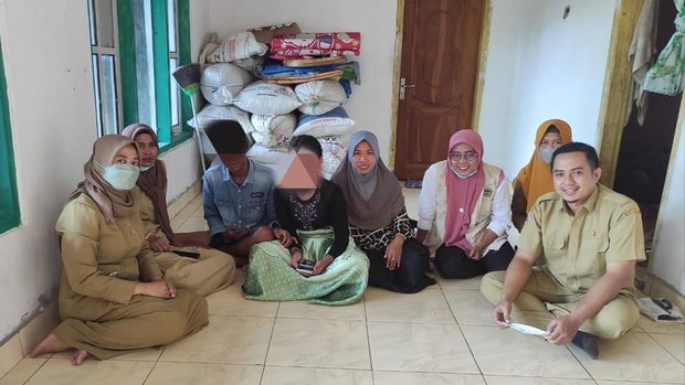 Wanita Bawean Gresik naik atap rumah
