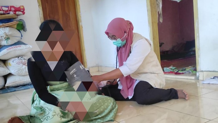 Wanita Bawean Gresik tertawa di atap rumah