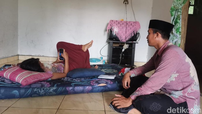 wanita bawean gresik tertawa di atap rumah