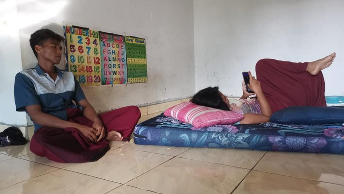 Wanita Bawean kesurupan tertawa di atap rumah