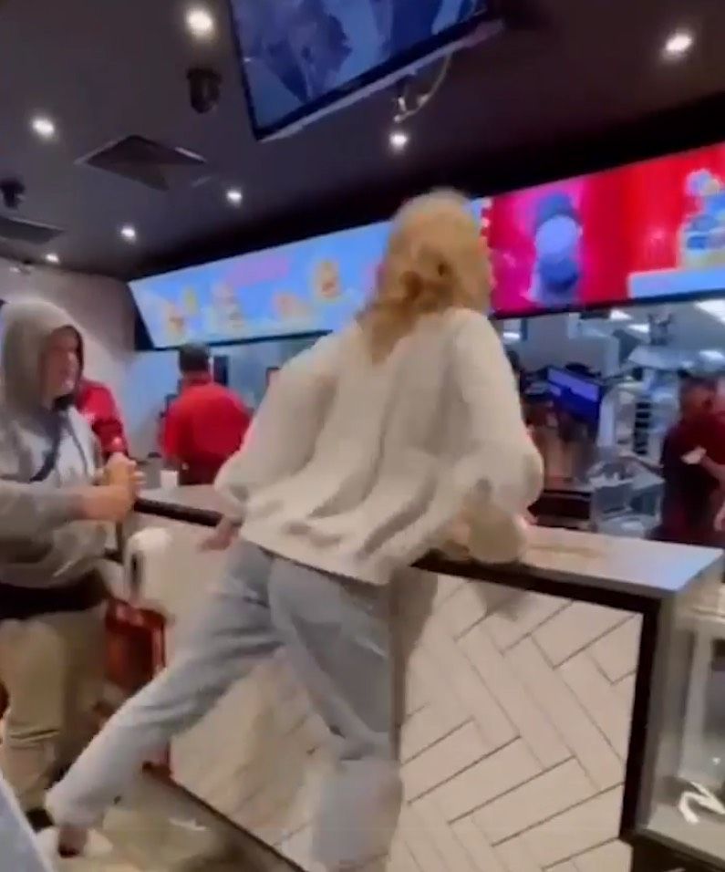 Wanita ngamuk di Mcdonald's Australia tanpa alasan jelas