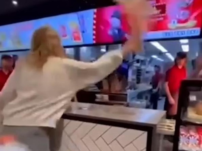 Wanita ngamuk di Mcdonalds Australia tanpa alasan jelas