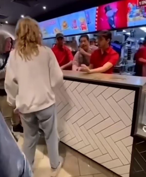 Wanita ngamuk di Mcdonald's Australia tanpa alasan jelas