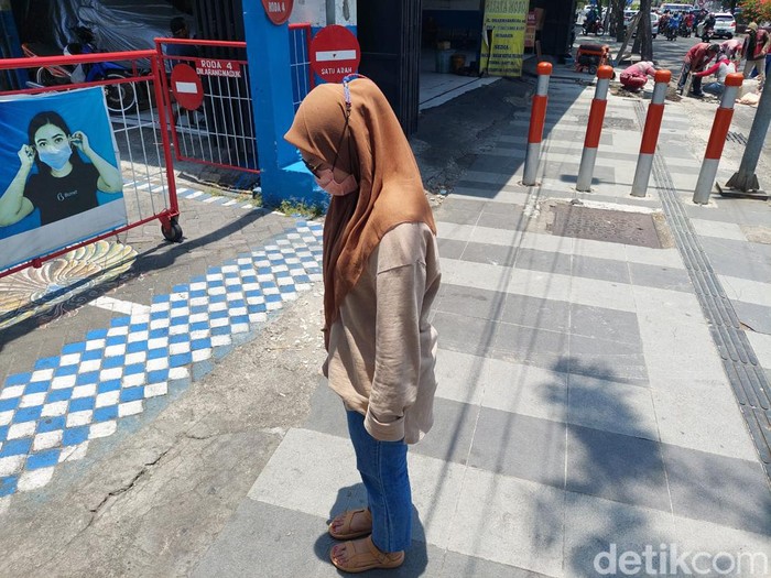 Warga di Surabaya mengecek hari tanpa bayangan