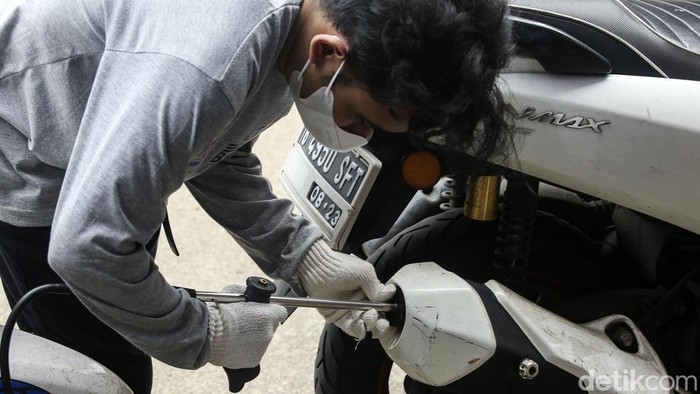 Pemerintah Kota Jakarta Selatan menggelar uji emisi gratis kepada para pengendara yang tengah melintas. Uji emisi berlangsung di kawasan Blok M.