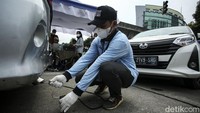 Uji emisi dilakukan untuk mengukur kadar polusi yang disemburkan kendaraan.