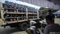 Petugas mengecek kepekatan asap knalpot kendaraan.