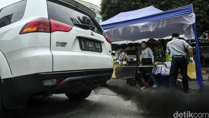 Pemerintah Kota Jakarta Selatan menggelar uji emisi gratis kepada para pengendara yang tengah melintas. Uji emisi berlangsung di kawasan Blok M.