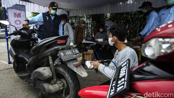 Pemerintah Kota Jakarta Selatan menggelar uji emisi gratis kepada para pengendara yang tengah melintas. Uji emisi berlangsung di kawasan Blok M.