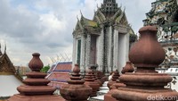 Kompleks bangunan Wat Arun tak seluas di Wat Pho. Namun pesonanya berbeda, bangunan utama yang menjulang tinggi itu bisa dinaiki melalui tangga kuil kuno berbentuk menara setinggi 82 meter tersebut.
