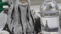 Anda cukup membayar 100 baht untuk masuk Wat Arun, itu pun sudah diberi bonus sebotol minuman air mineral.