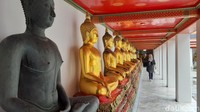 Banyak wisatawan mancanegara akan berusaha menyempatkan untuk datang ke kuil Wat Pho yang dibangun pada abad 16 tersebut.