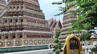 Kompleks Wat Pho memang megahan. Untuk masuk ke kompleks Wat Pho, Anda cukup membayar tiket 200 baht.