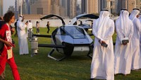 Orang-orang melihat taksi terbang listrik XPeng X2 sebelum diuji coba di Distrik Marina, Dubai, Uni Emirat Arab, Senin (10/10/2022) waktu setempat.  
