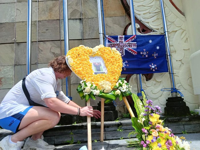 Aksi bom bunuh diri yang mengguncang Legian-Kuta, Bali, pada 12 Oktober 2002 silam menewaskan 202 orang, termasuk di antaranya 88 warga Australia. Itulah sebabnya, sejumlah warga Australia yang sedang berlibur di Bali kerap datang ke Monumen Ground Zero saat peringatan Bom Bali I.