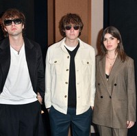 Inilah tiga anak vokalis Oasis, Liam Gallagher, yang sudah beranjak dewasa. Dari kiri ke kanan Lennon Gallagher, Gene Gallagher dan Molly Moorish-Gallagher. Foto: Getty Images