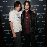 Hubungan Liam Gallagher dengan ibunda Genne juga diwarnai perselingkuhan. Perceraian pun terjadi pada April 2014. Meski demikian Genne Gallagher tetap dekat dengan Liam. Bahkan dia juga dekat dengan dua saudara tirinya yang berbeda-beda ibu. Foto: Getty Images