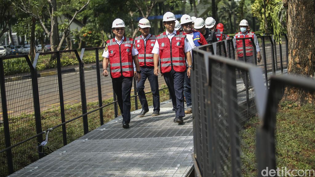 Gubernur DKI Jakarta Anies Baswedan mencoba jalur sepeda di kawasan Taman Semanggi, Jakarta, Rabu (12/10/2022) pagi.