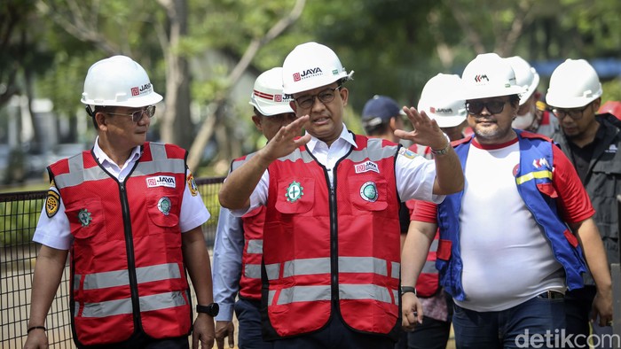 Gubernur DKI Jakarta Anies Baswedan mencoba jalur sepeda di kawasan Taman Semanggi, Jakarta, Rabu (12/10/2022) pagi.