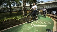 Gubernur DKI Jakarta Anies Baswedan meresmikan penataan kawasan Taman Semanggi, khususnya sarana dan prasarana untuk pejalan kaki dan pesepeda. Anies memandang, sementara sebelumnya kawasan ini hanya dilewati oleh kendaraan bermotor, kini bisa dinikmati oleh pejalan kaki. Anies menyampaikan sejauh ini pihaknya telah menuntaskan pembangunan jalur trotoar di Jalan Jenderal Sudirman serta jalur sepeda. Rinciannya adalah lebih dari 240 kilometer jalur trotoar serta lebih dari 100 kilometer jalur sepeda di seluruh Jakarta. Rencana realisasi kumulatif yang dicapai pada 10 Oktober 2022 adalah sebesar 73,37 persen dari seluruh rencana pekerjaan yang akan dilakukan. Sedangkan untuk penyelesaian 100 persen akan ditargetkan selesai pada 30 Oktober 2022. Rifkianto Nugroho/detikcom