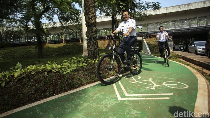 Gubernur DKI Jakarta Anies Baswedan mencoba jalur sepeda di kawasan Taman Semanggi, Jakarta, Rabu (12/10/2022) pagi.