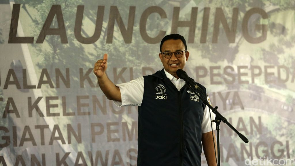 Gubernur DKI Jakarta Anies Baswedan mencoba jalur sepeda di kawasan Taman Semanggi, Jakarta, Rabu (12/10/2022) pagi.